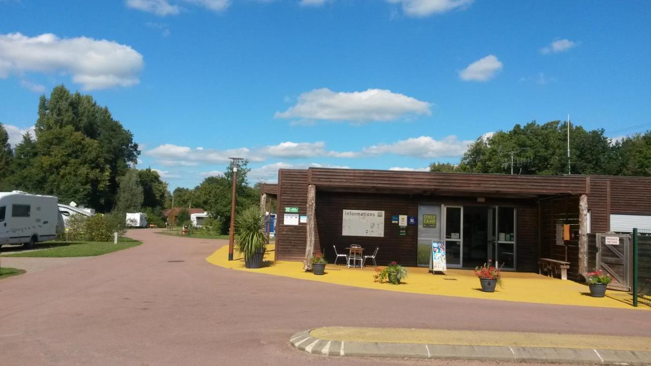 Onlycamp Le Pont Romain Yvre-l'Eveque Exterior photo