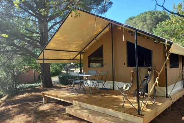 Onlycamp Le Pont Romain Yvre-l'Eveque Exterior photo